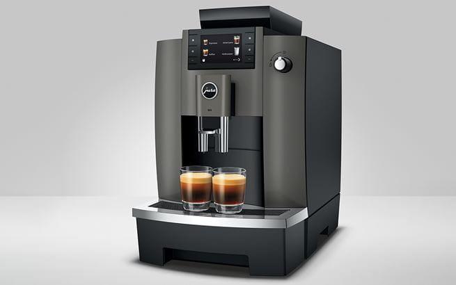 Vooraanzicht van de JURA W4 met 2 volle espressokopjes onder de uitloop